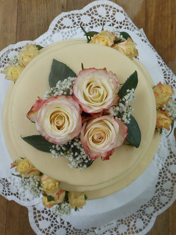 Hochzeitstorte Rosen gelb