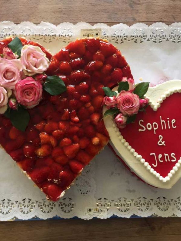 Hochzeitstorte Herzen mit Rosen